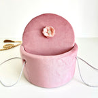 Trusou din Muselina Pentru Botez + Cutie Pentru Trusou cu Catifea Roz Pudra