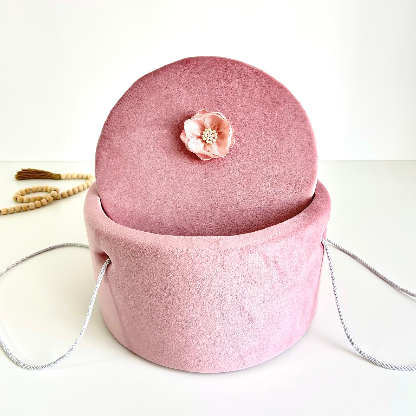 Trusou din Muselina Pentru Botez + Cutie Pentru Trusou cu Catifea Roz Pudra