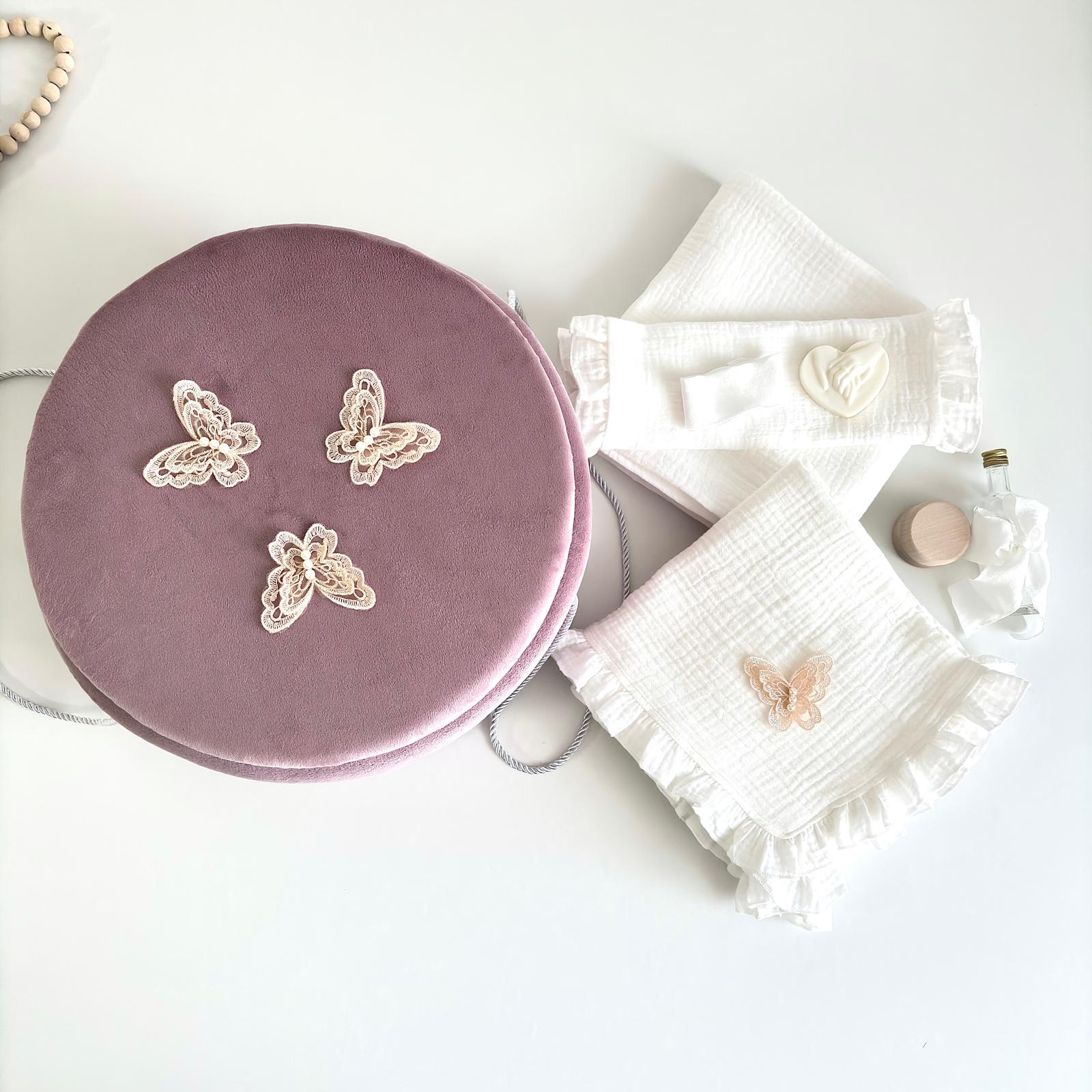 Trusou din Muselina Pentru Botez + Cutie Pentru Trusou Catifea Roz pudră cu fluturi