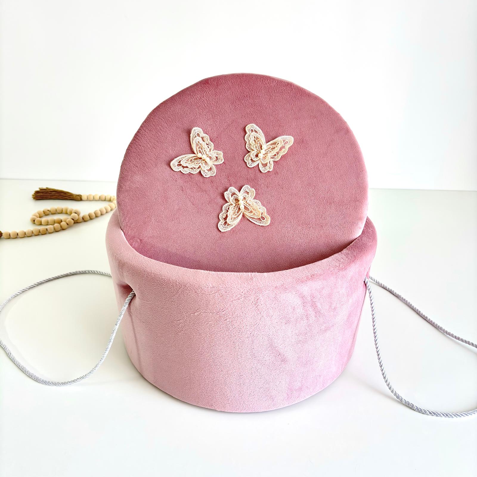 Trusou din Muselina Pentru Botez + Cutie Pentru Trusou Catifea Roz pudră cu fluturi