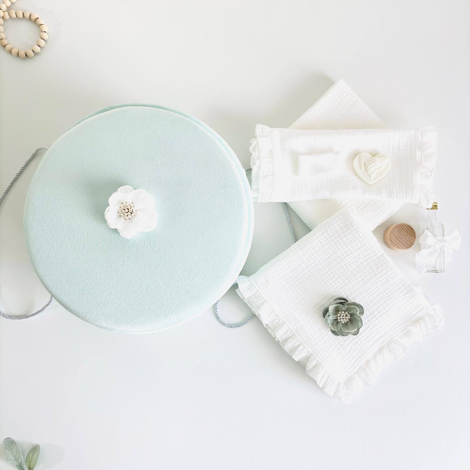 Trusou din Muselina Pentru Botez + Cutie Pentru Trusou cu Catifea Vrnil deschis