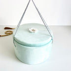 Trusou din Muselina Pentru Botez + Cutie Pentru Trusou cu Catifea Vrnil deschis