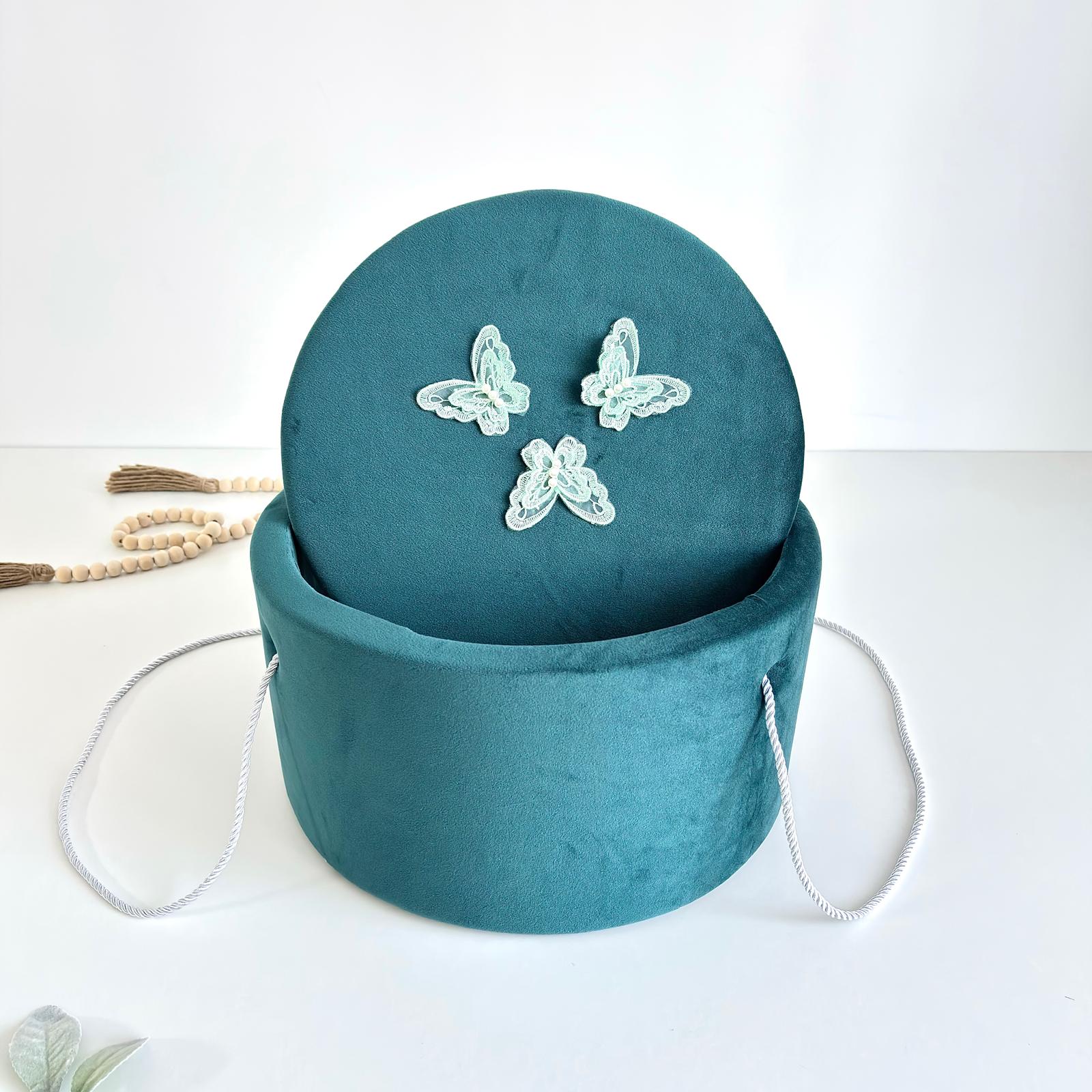 Trusou din Muselina Pentru Botez + Cutie Pentru Trusou Catifea Verde cu fluturi