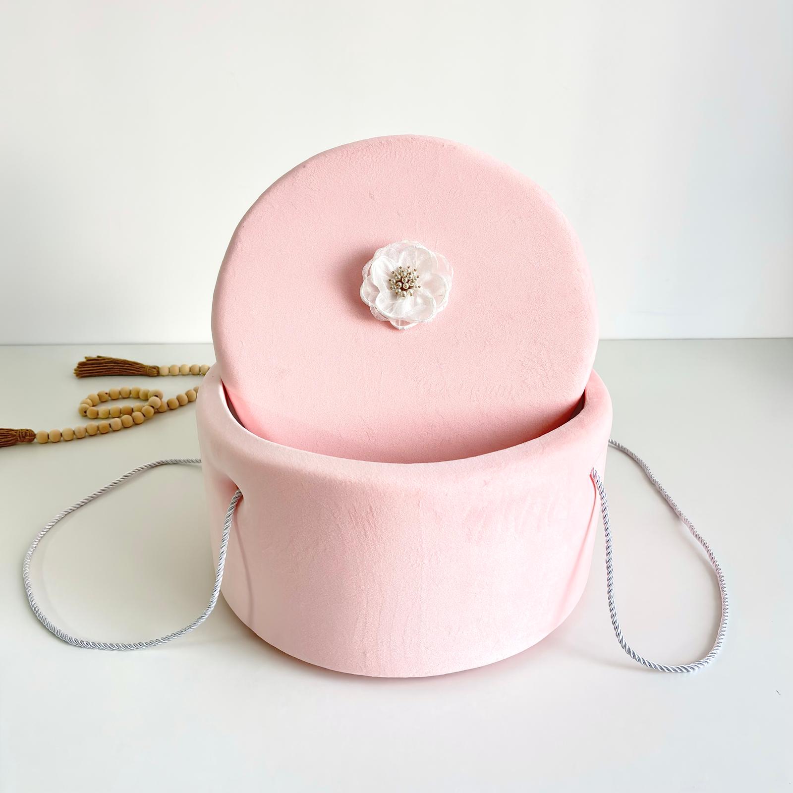 Trusou din Muselina Pentru Botez + Cutie Pentru Trusou cu Catifea Roz