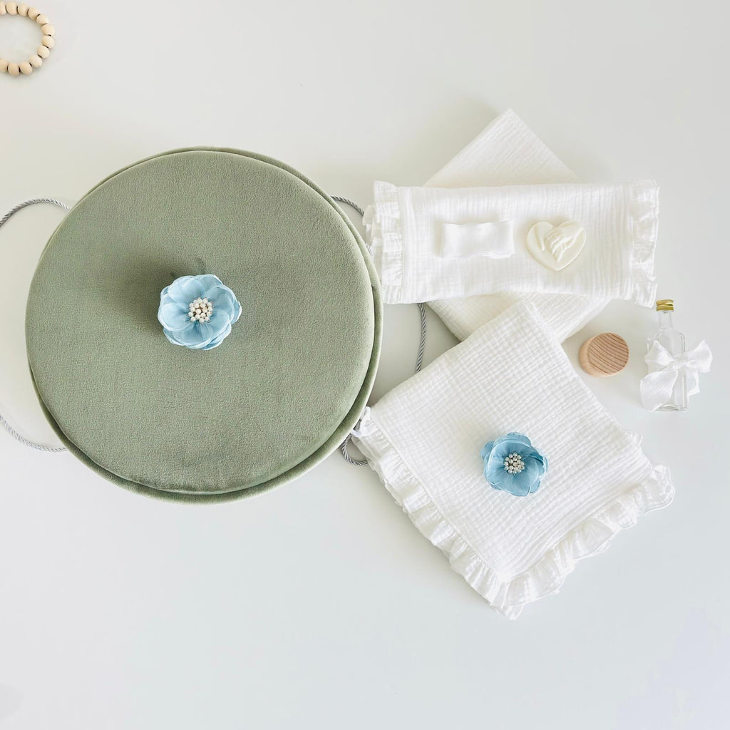 Trusou din Muselina Pentru Botez + Cutie Pentru Trusou cu Catifea Verde Olive cu floare Albastră