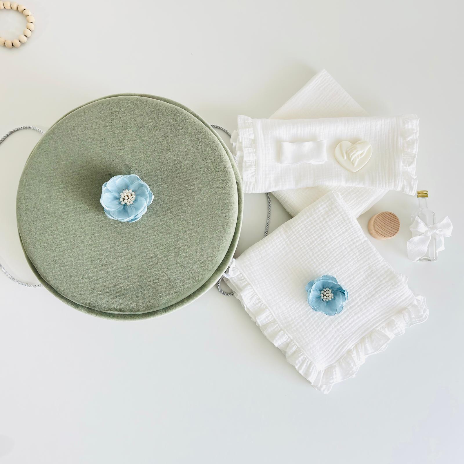 Trusou din Muselina Pentru Botez + Cutie Pentru Trusou cu Catifea Verde Olive cu floare Albastră