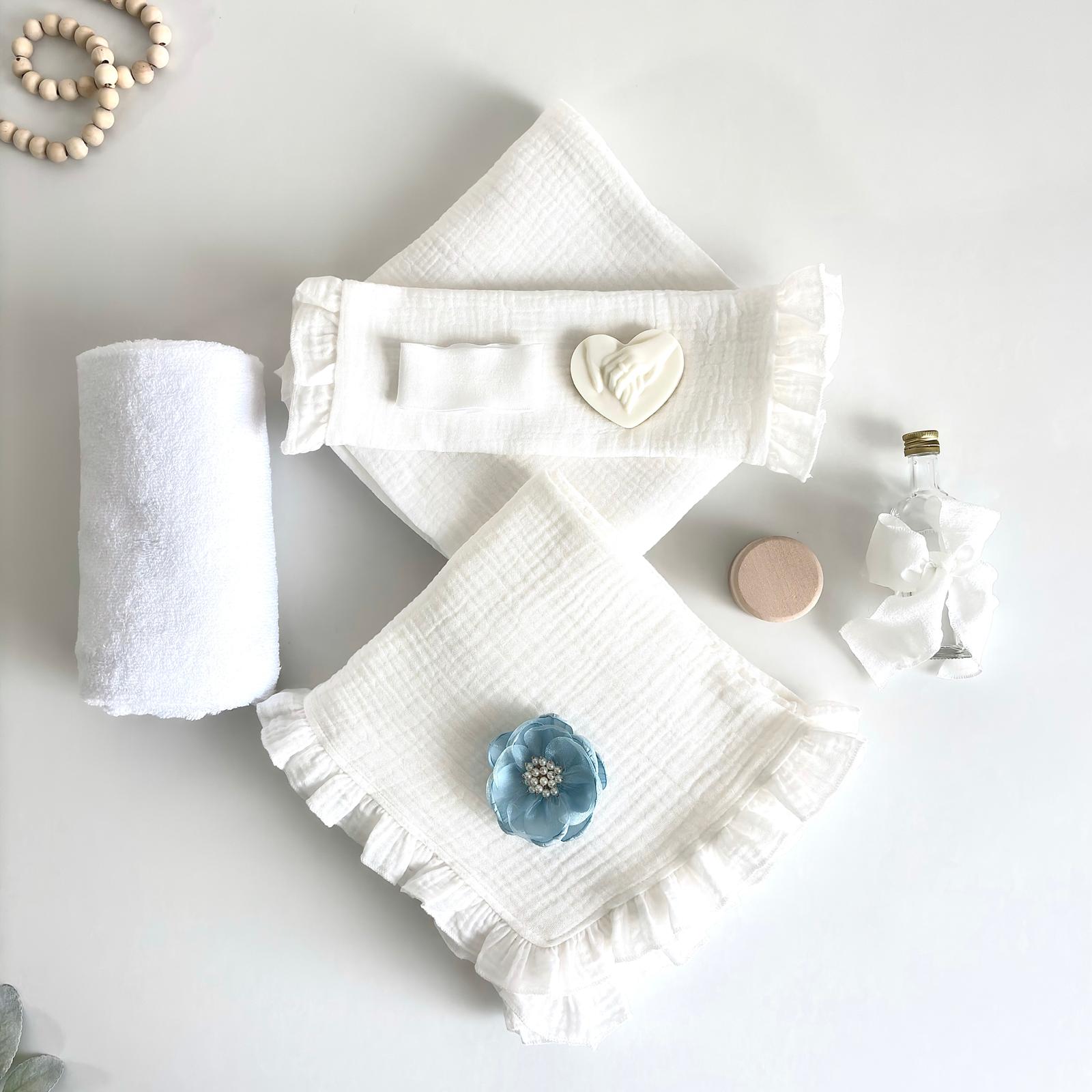 Trusou din Muselina Pentru Botez + Cutie Pentru Trusou cu Catifea Verde Olive cu floare Albastră