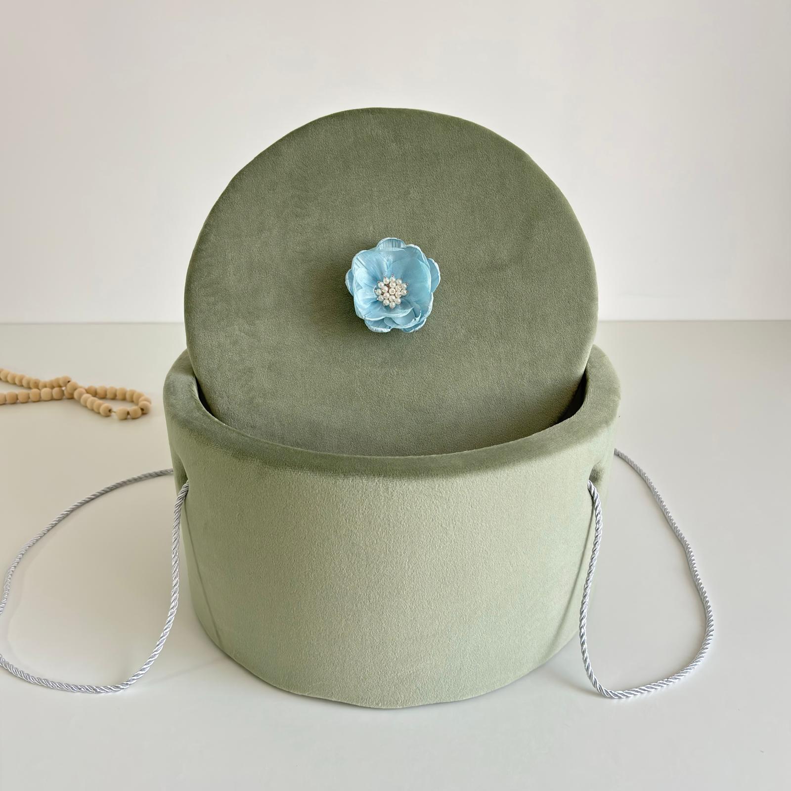 Cufăr pentru Trusoul de Botez Buretat cu Catifea Verde Olive cu floare Albastră