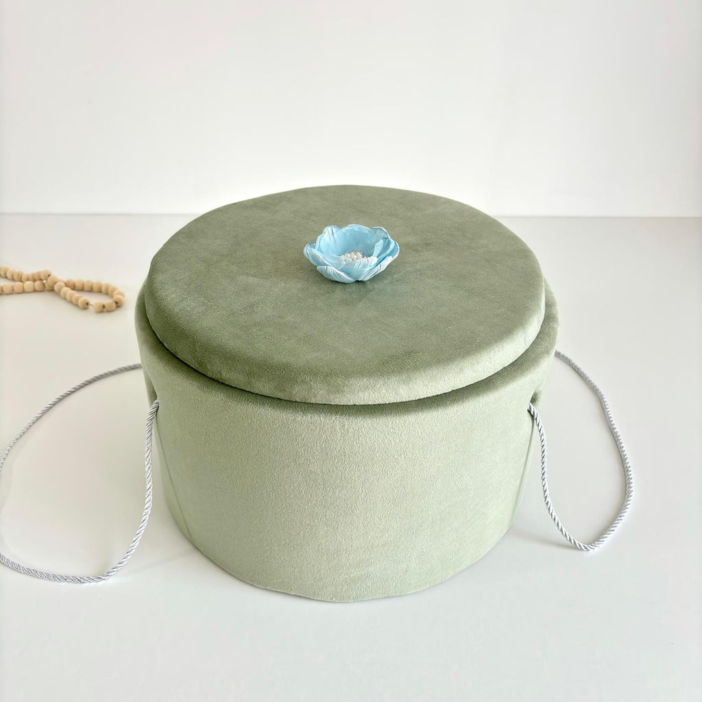 Cufăr pentru Trusoul de Botez Buretat cu Catifea Verde Olive cu floare Albastră