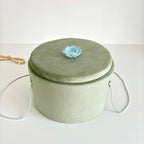 Cufăr pentru Trusoul de Botez Buretat cu Catifea Verde Olive cu floare Albastră