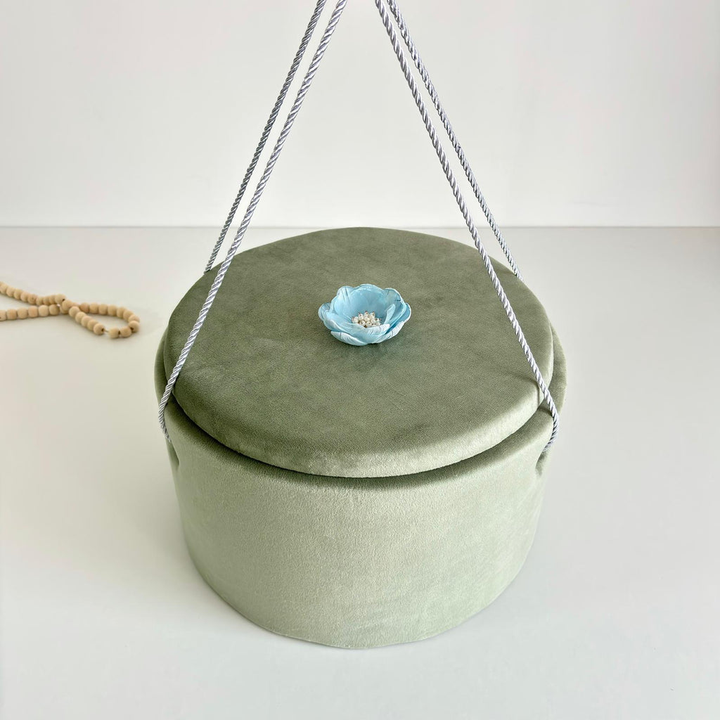 Trusou din Muselina Pentru Botez + Cutie Pentru Trusou cu Catifea Verde Olive cu floare Albastră