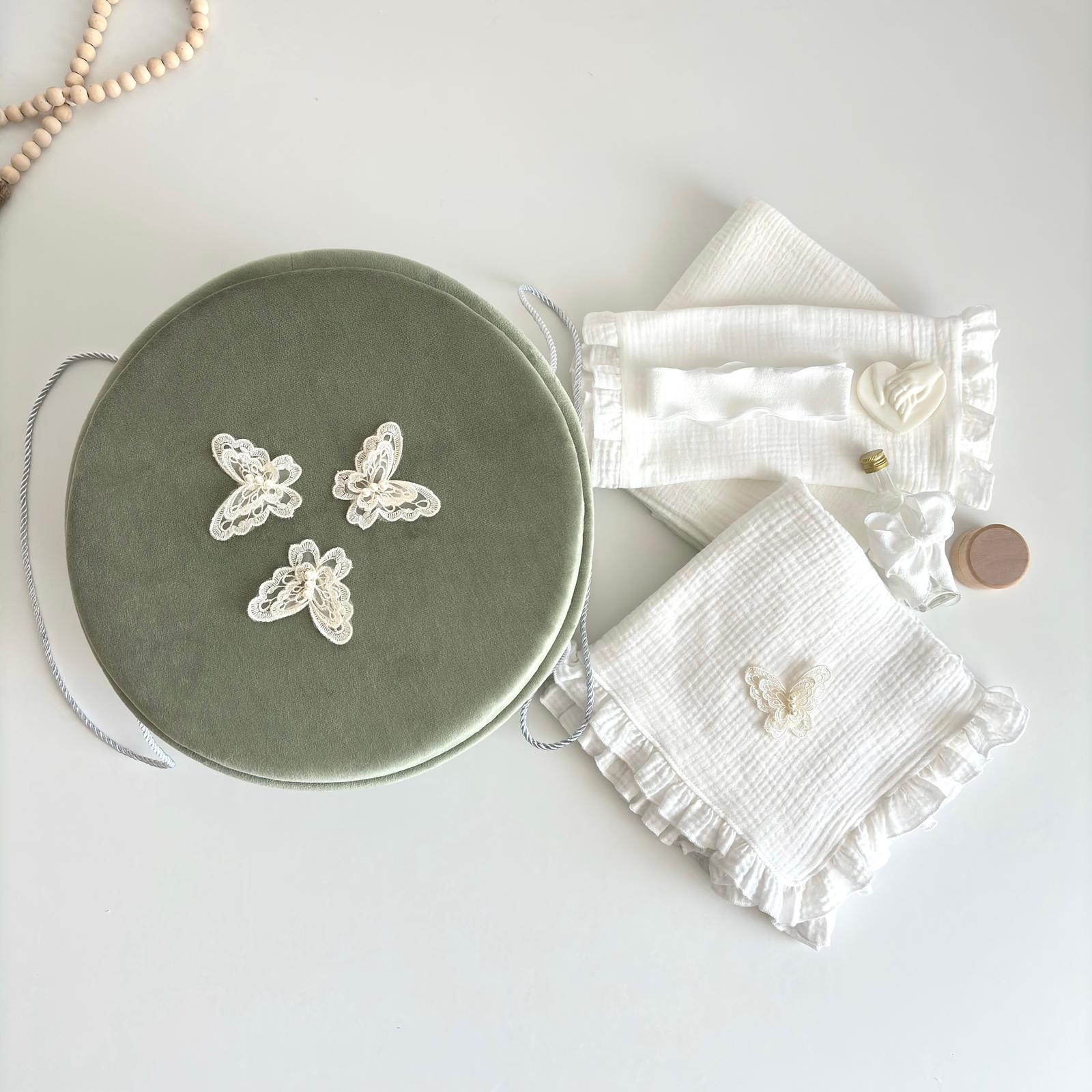 Trusou din Muselina Pentru Botez + Cutie Pentru Trusou Catifea Verde Olive cu fluturi