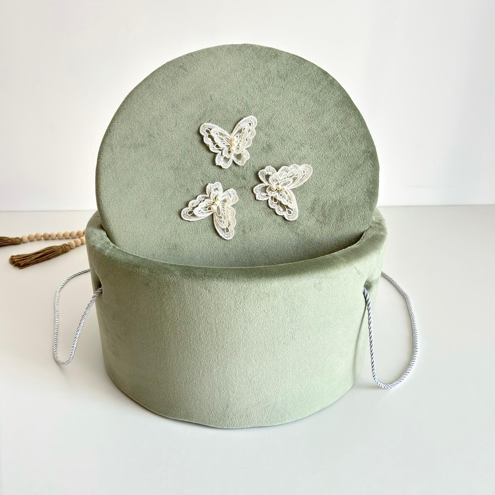 Trusou din Muselina Pentru Botez + Cutie Pentru Trusou Catifea Verde Olive cu fluturi