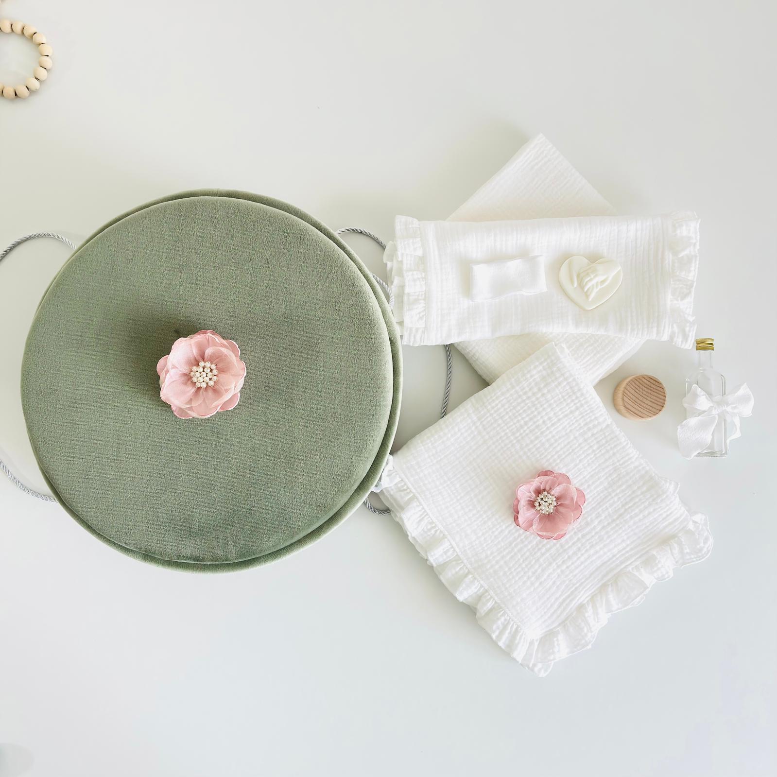 Trusou din Muselina Pentru Botez + Cutie Pentru Trusou cu Catifea Verde Olive cu floare roz