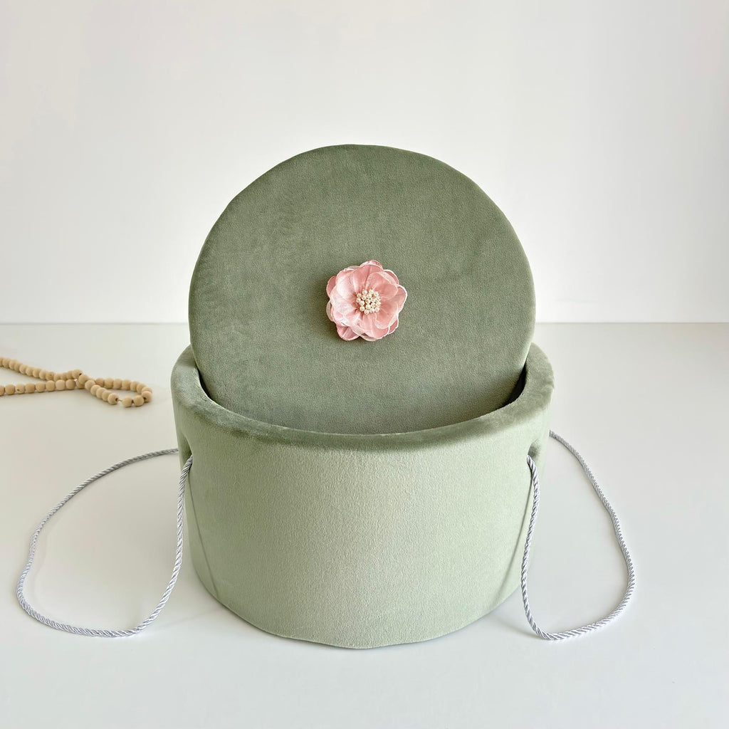 Trusou din Muselina Pentru Botez + Cutie Pentru Trusou cu Catifea Verde Olive cu floare roz