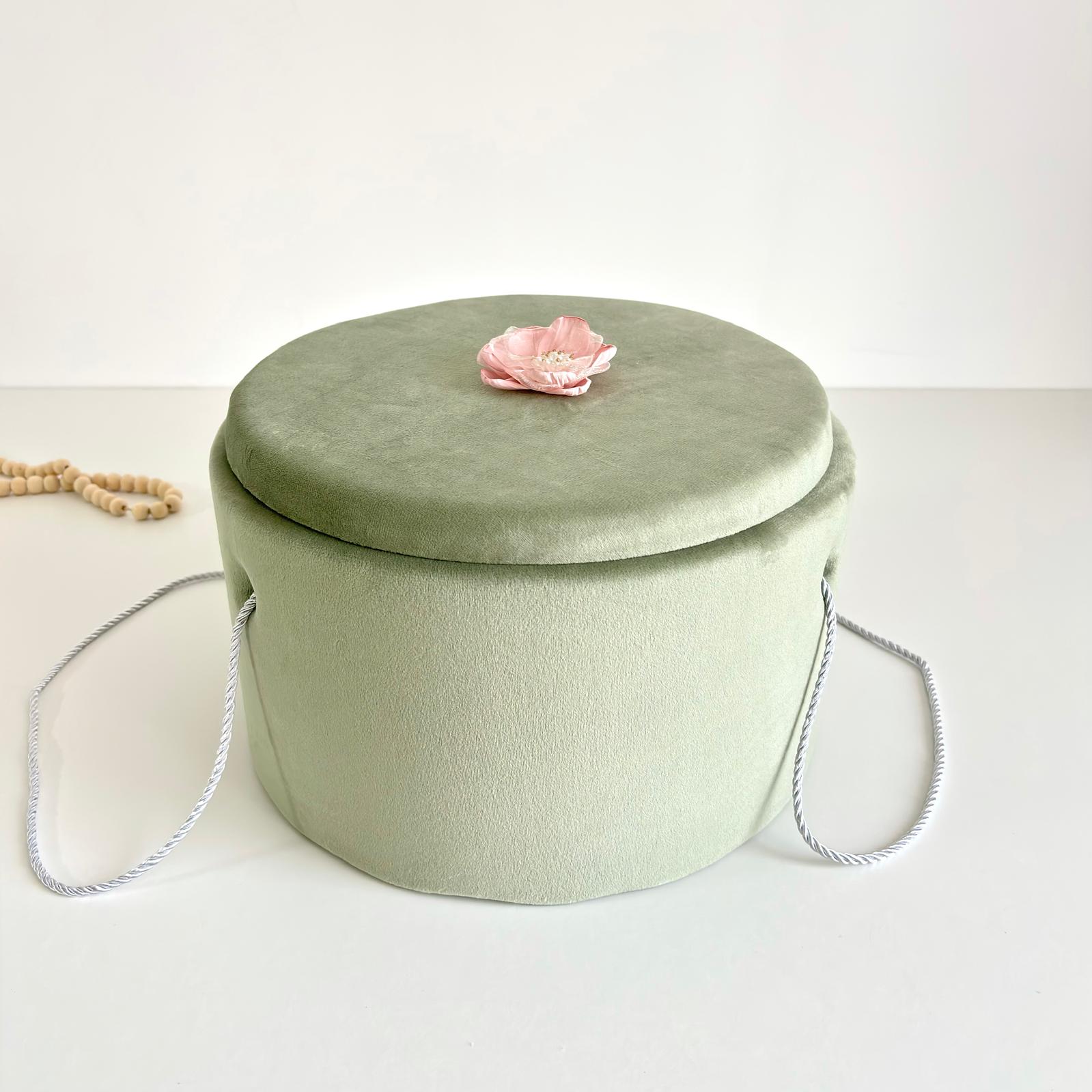 Cufăr pentru Trusoul de Botez Buretat cu Catifea Verde Olive cu floare Roz