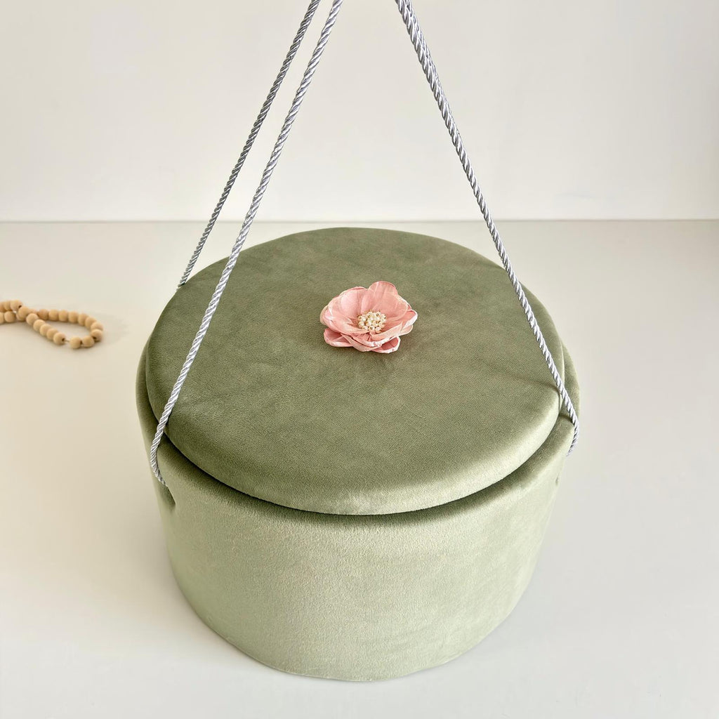 Trusou din Muselina Pentru Botez + Cutie Pentru Trusou cu Catifea Verde Olive cu floare roz