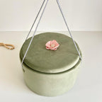 Trusou din Muselina Pentru Botez + Cutie Pentru Trusou cu Catifea Verde Olive cu floare roz