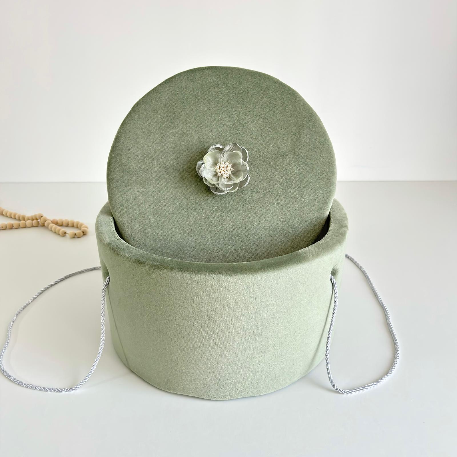 Trusou din Muselina Pentru Botez + Cutie Pentru Trusou cu Catifea Verde Olive cu floare Verde