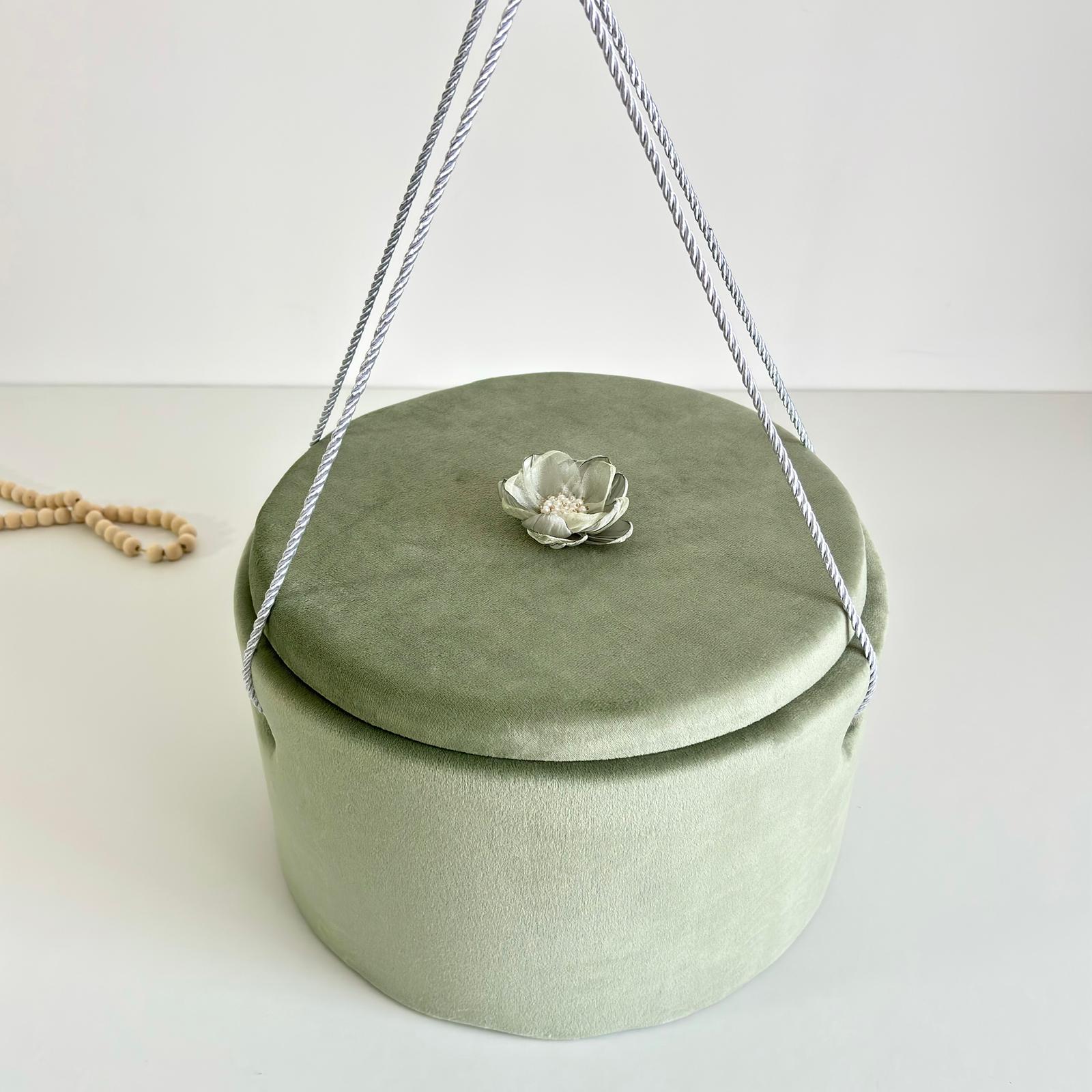 Trusou din Muselina Pentru Botez + Cutie Pentru Trusou cu Catifea Verde Olive cu floare Verde