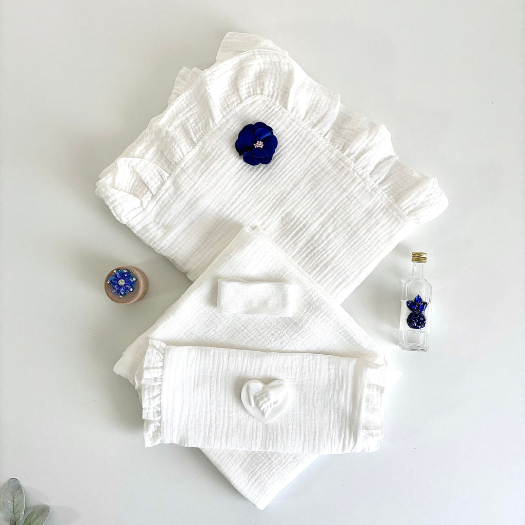 Trusou din muselina pentru Botez + Cutie pentru trusou -Model 1027