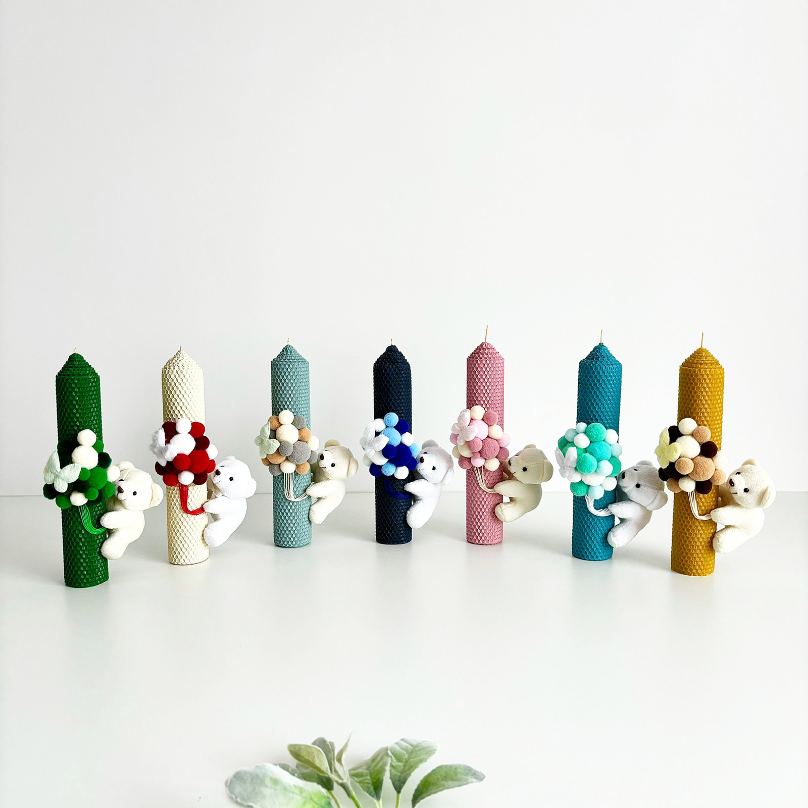 Lumânare de botez din ceară naturală  și biluțe catifelate și ursuleț