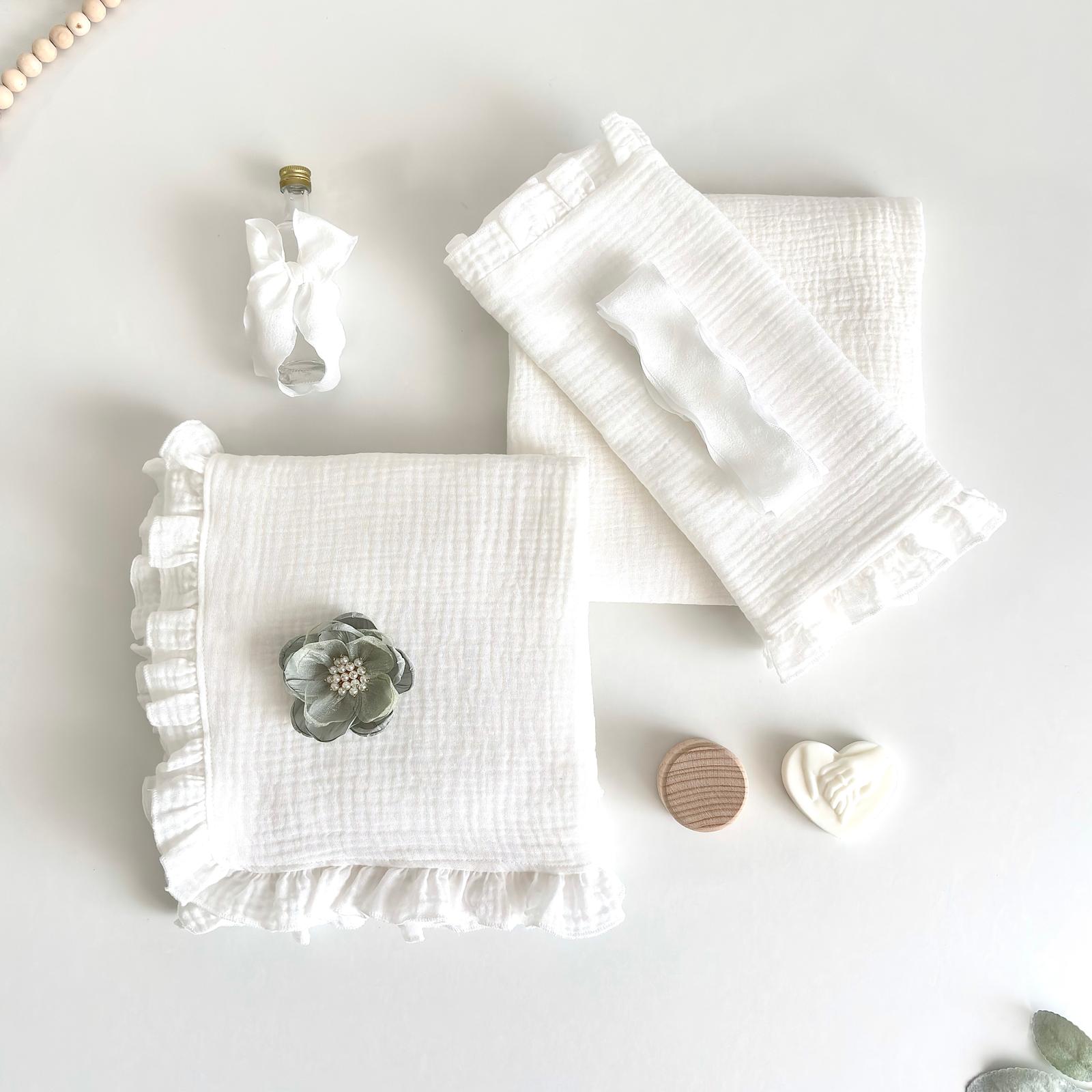 Trusou din Muselina Pentru Botez + Cutie Pentru Trusou cu Catifea Verde Olive cu floare Verde