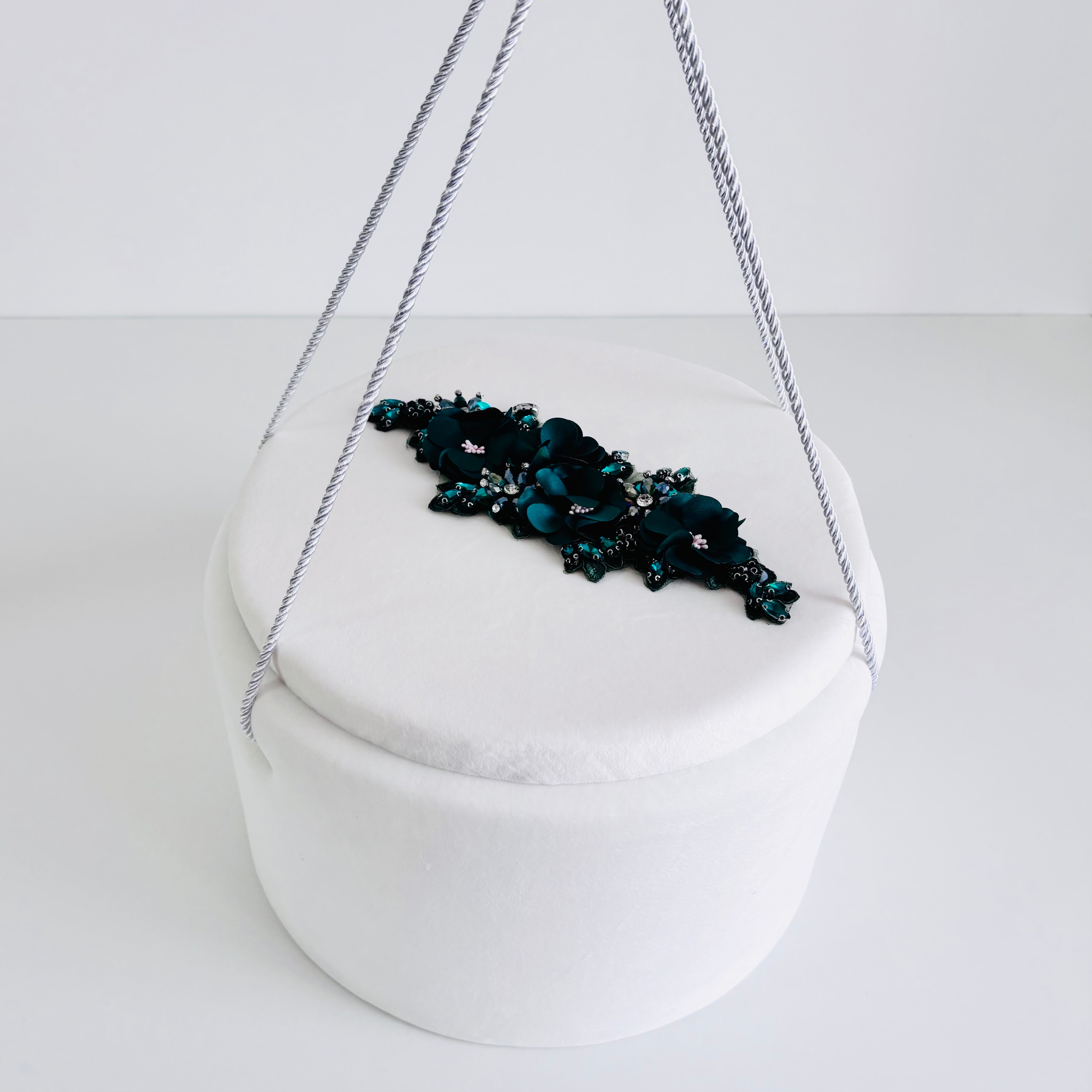 Trusou din muselina pentru Botez + Cutie pentru trusou -Model 1025