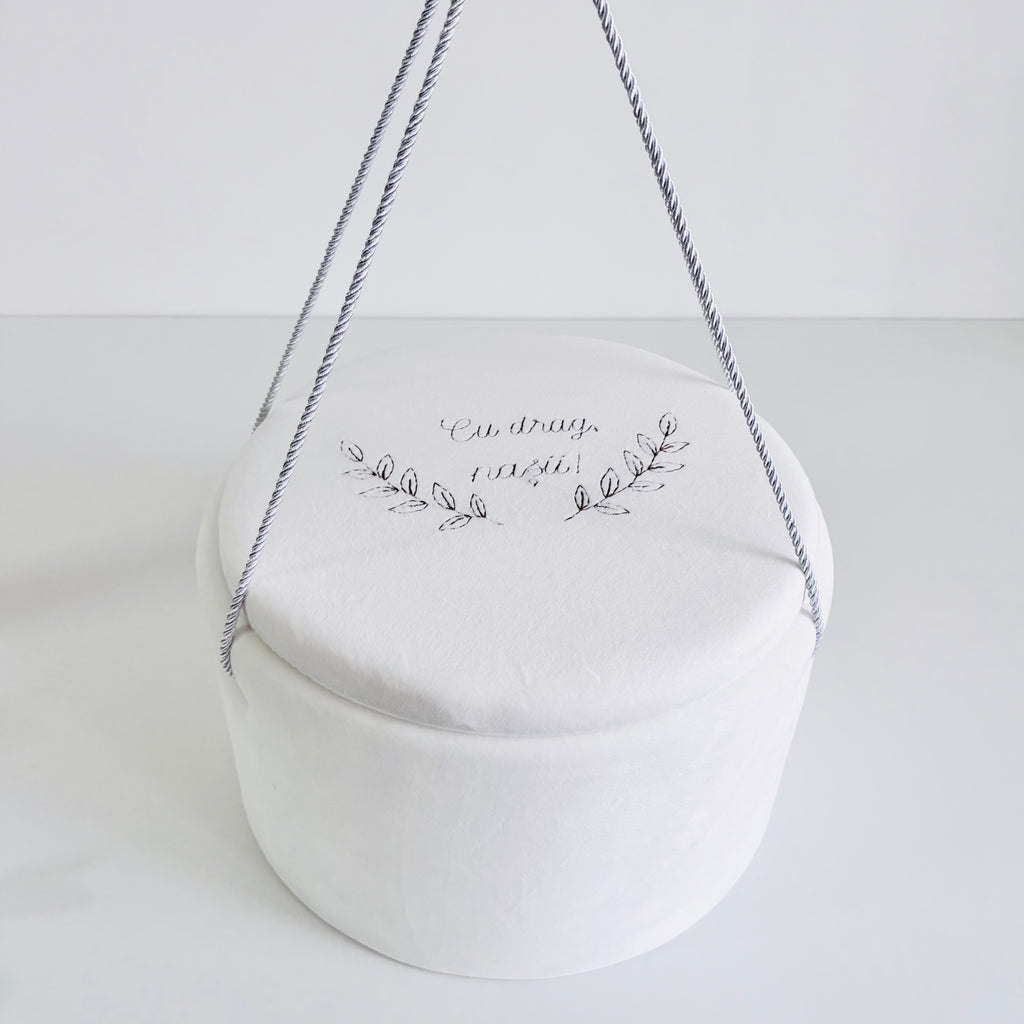 Trusou Din Muselina Pentru Botez + Cutie Pentru Trusou Brodată