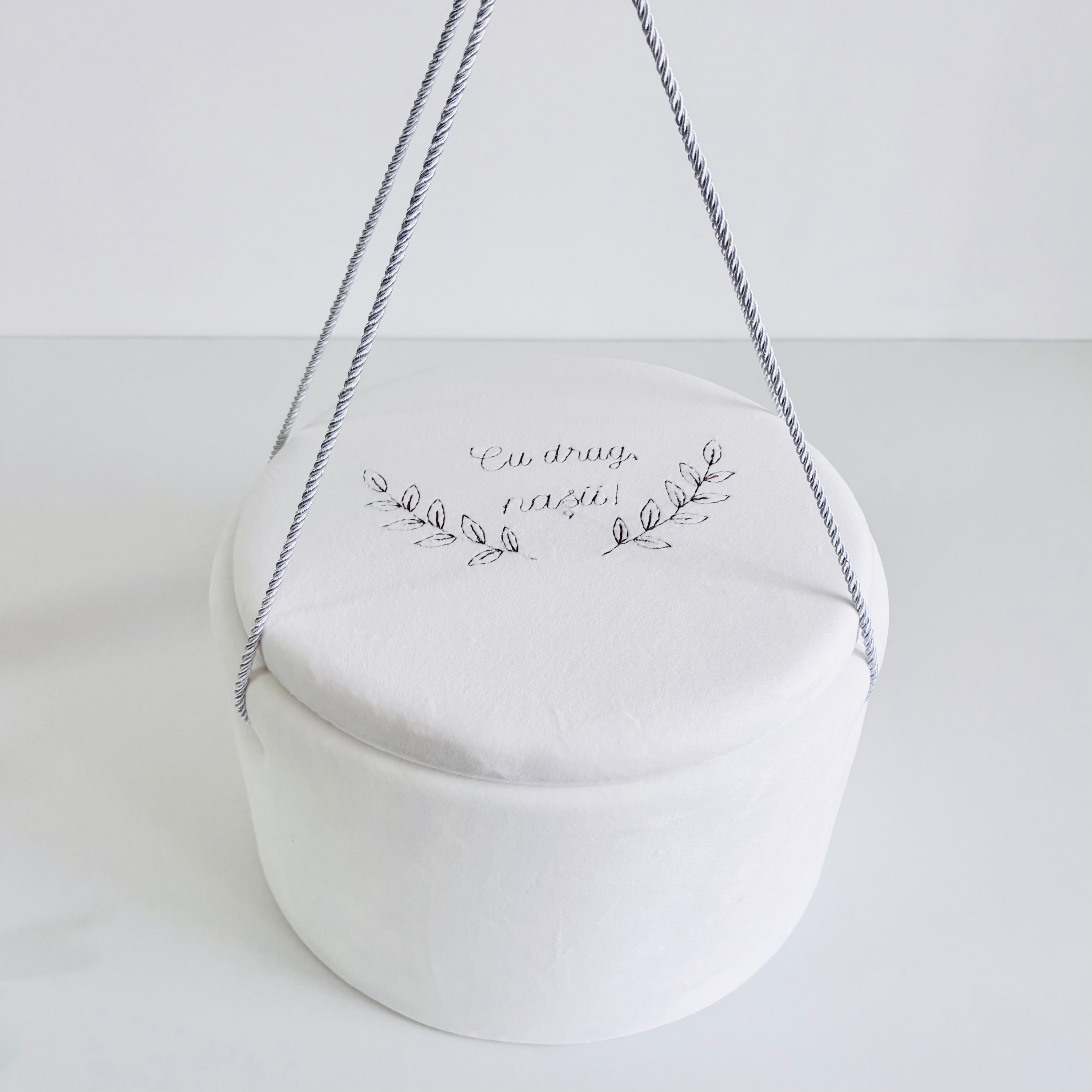 Trusou Din Muselina Pentru Botez + Cutie Pentru Trusou Brodată