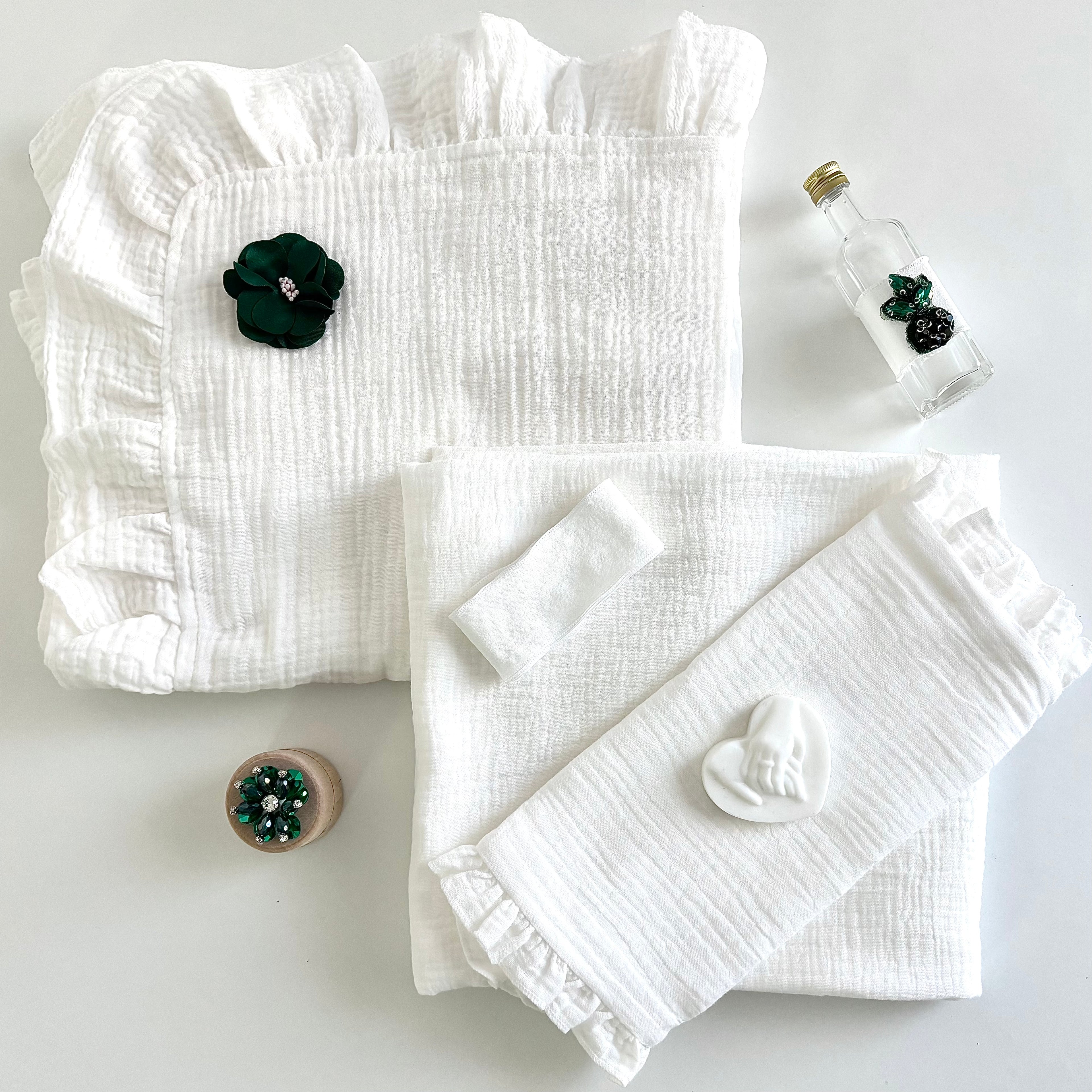 Trusou din muselina pentru Botez + Cutie pentru trusou -Model 1025