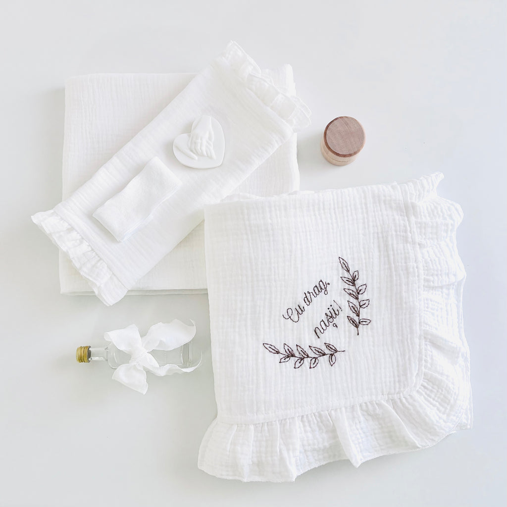 Trusou Din Muselina Pentru Botez + Cutie Pentru Trusou Brodată