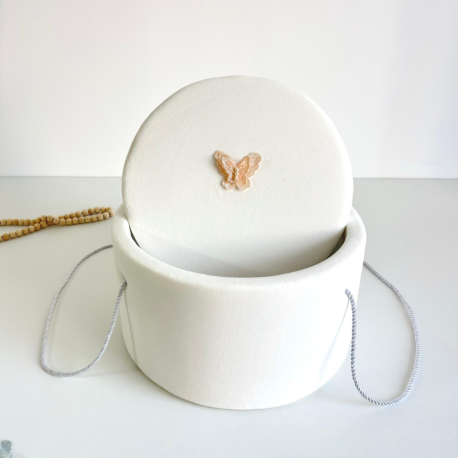 Trusou din Muselina Pentru Botez Personalizat + Cutie Pentru Trusou cu fluture BT024