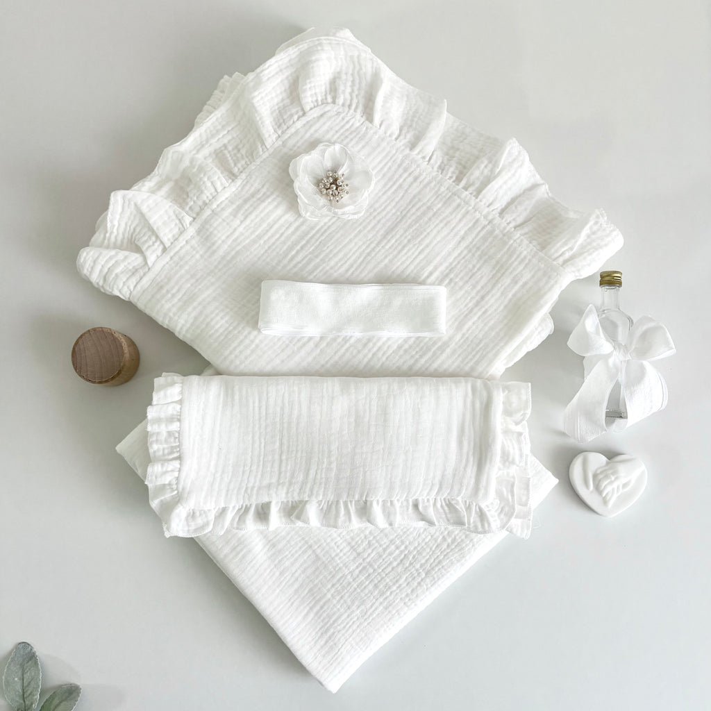 Set -Trusou din muselina pentru Botez + Cutie pentru trusou + Lumânare pentru Botez -Model 1020