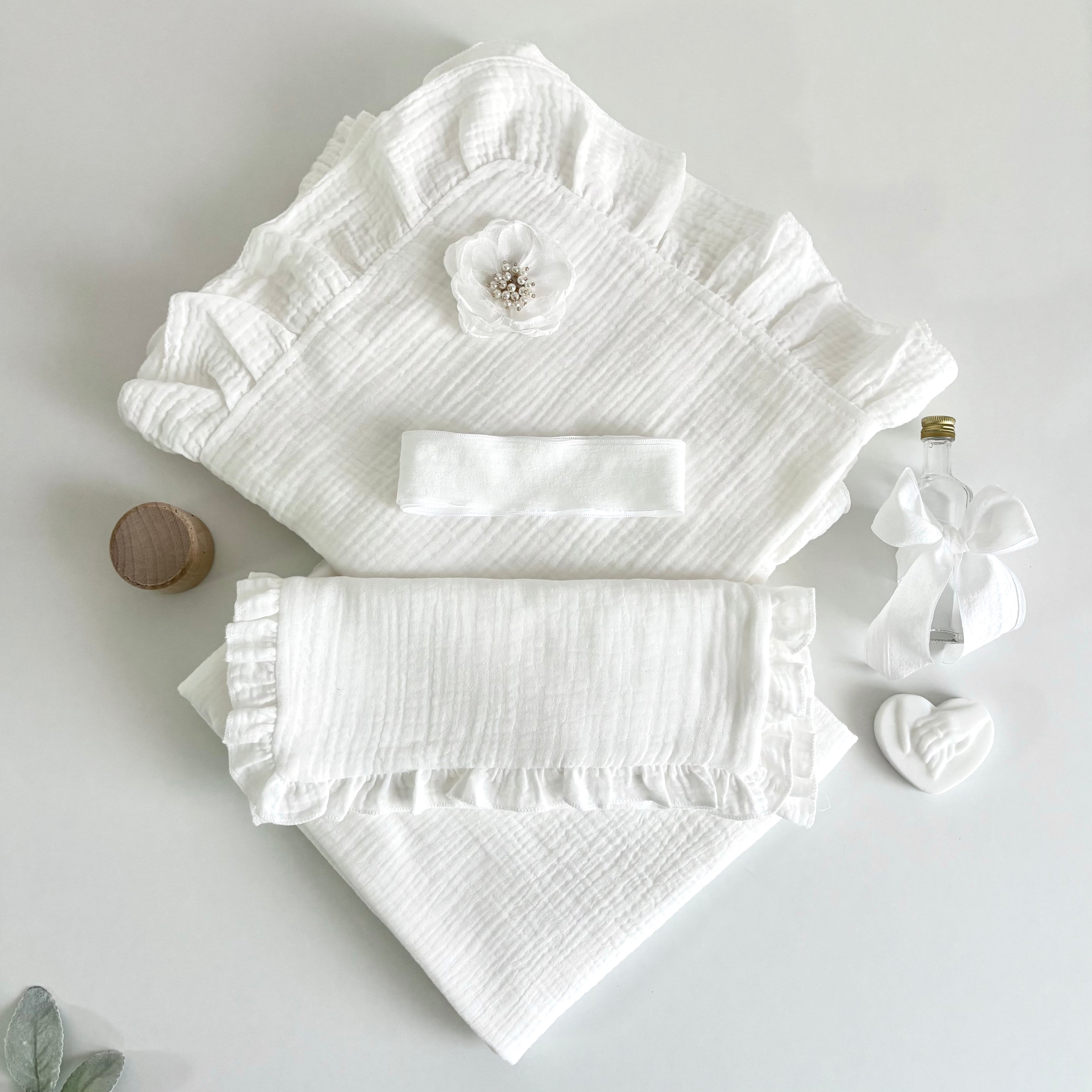 Set -Trusou din muselina pentru Botez + Cutie pentru trusou + Lumânare pentru Botez -Model 1020