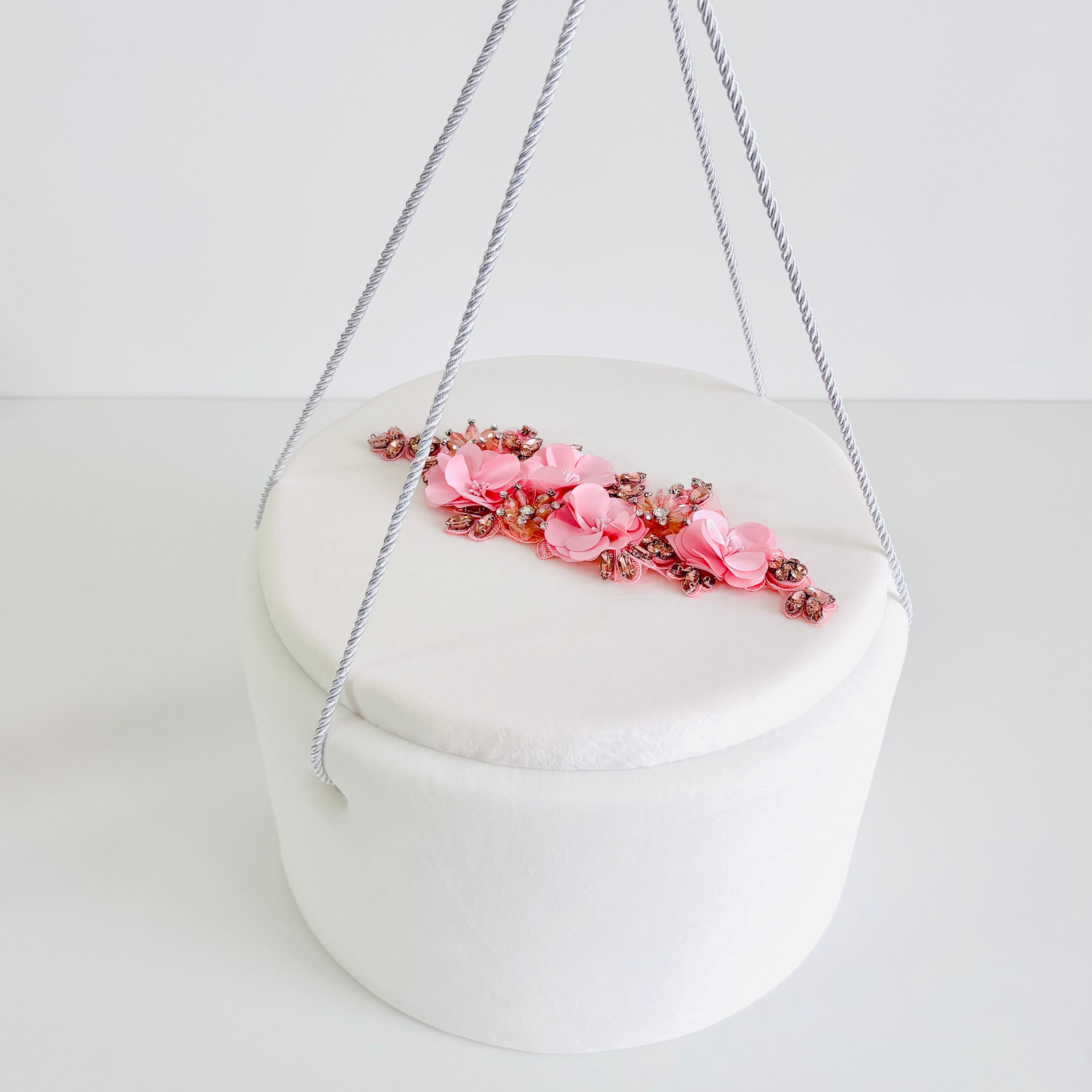 Trusou din muselina pentru Botez + Cutie pentru trusou -Model 1026