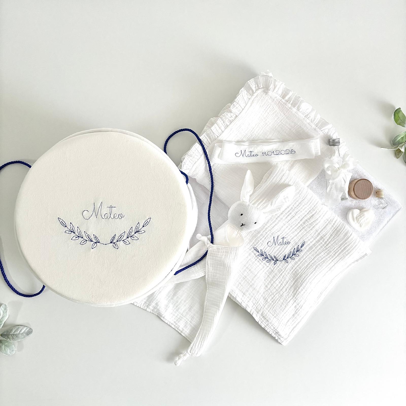 Trusou din Muselina Pentru Botez Personalizat + Cutie Pentru Trusou Personalizată TB028