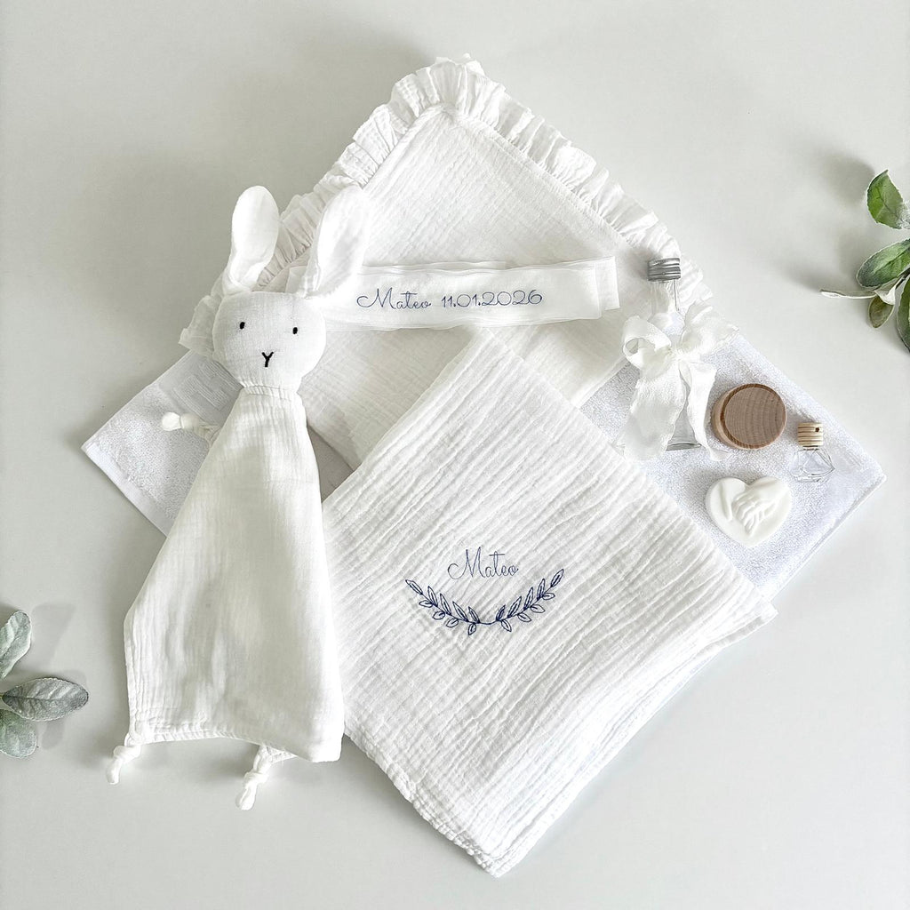 Set Trusou din Muselina Pentru Botez Personalizat + Cutie Pentru Trusou Personalizată si Lumânare TB029