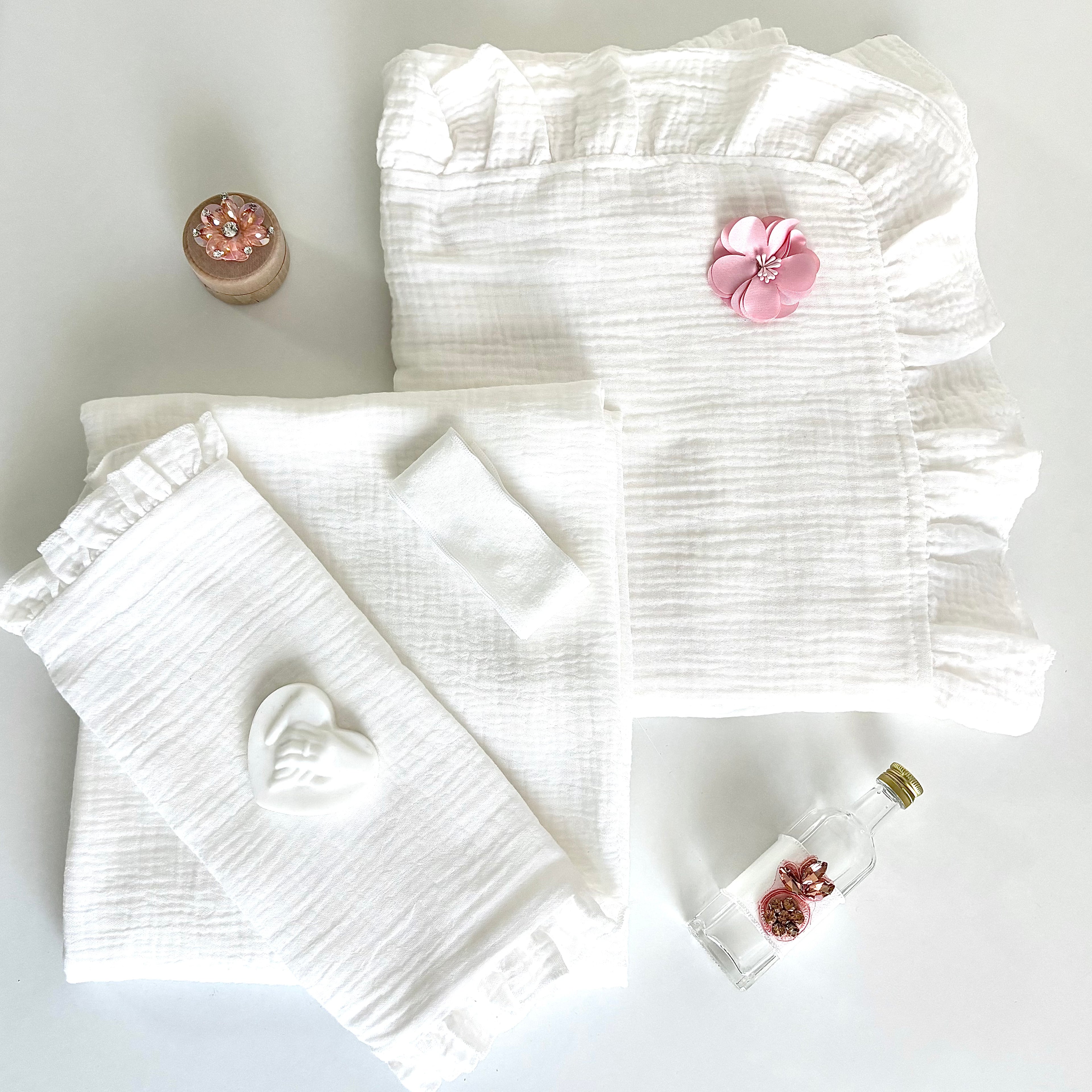 Trusou din muselina pentru Botez + Cutie pentru trusou -Model 1026