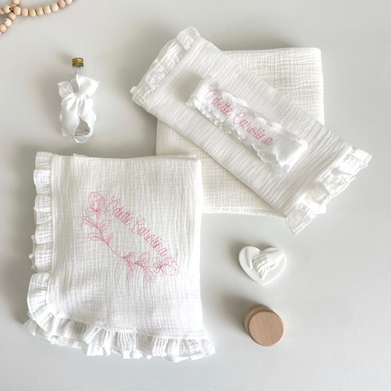 Trusou din Muselina Pentru Botez Personalizat + Cutie Pentru Trusou cu floare BT018