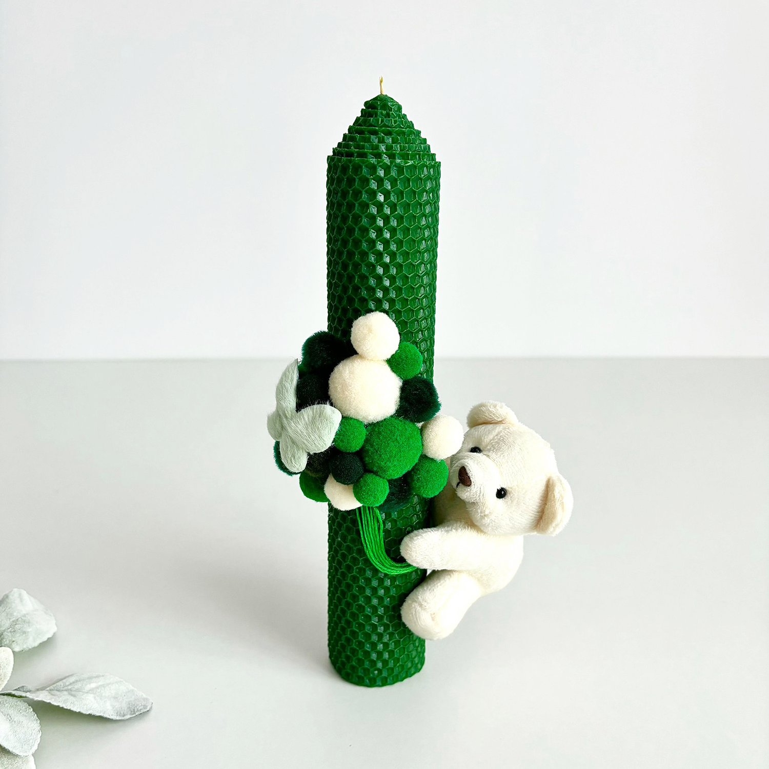 Lumânare de botez din ceară naturală  și biluțe catifelate și ursuleț