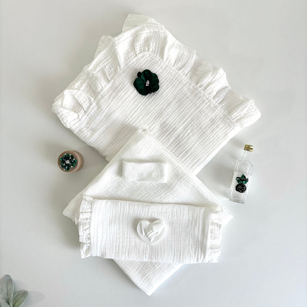 Set -Trusou din muselina pentru Botez + Cutie pentru trusou + Lumânare pentru Botez -Model 1023