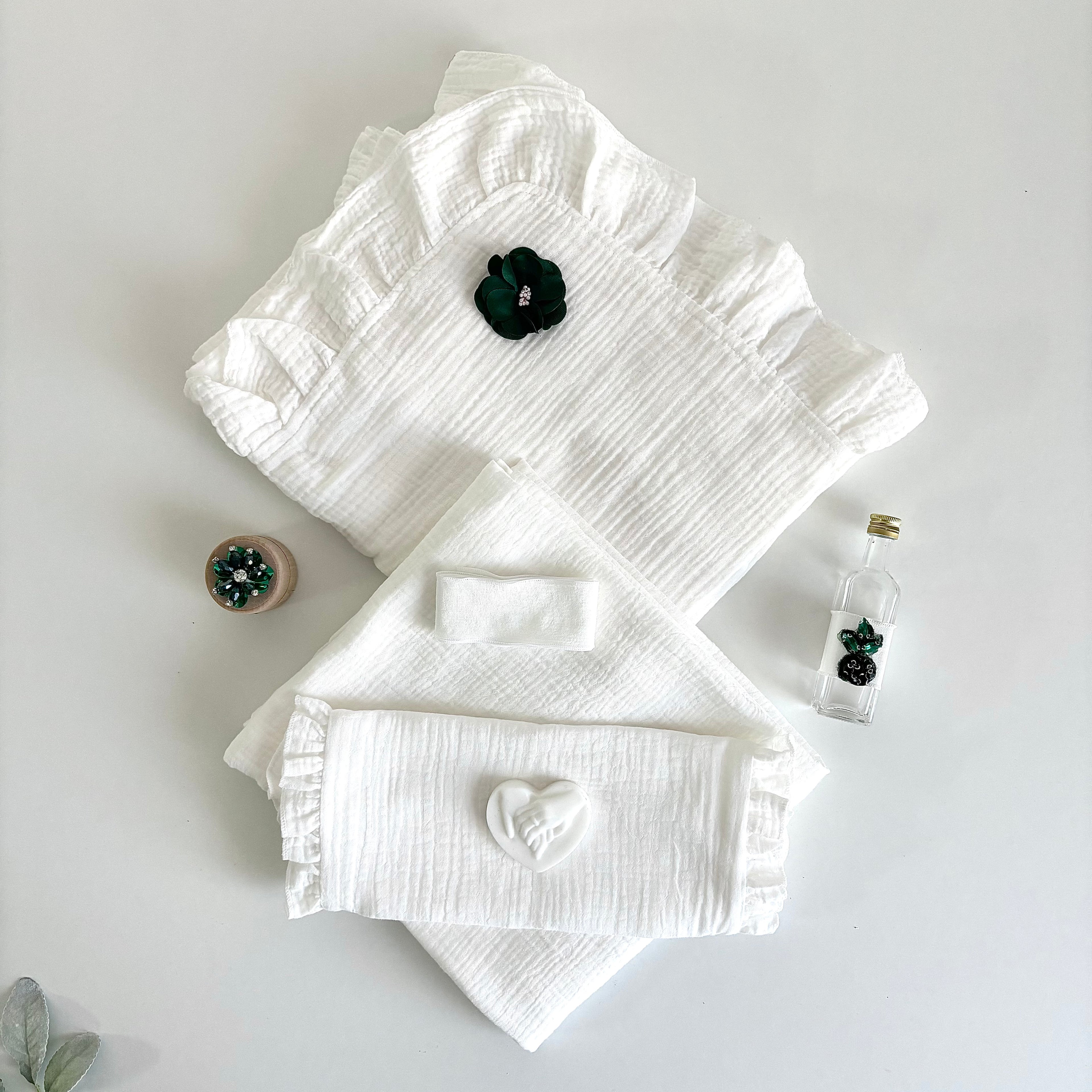 Set -Trusou din muselina pentru Botez + Cutie pentru trusou + Lumânare pentru Botez -Model 1023