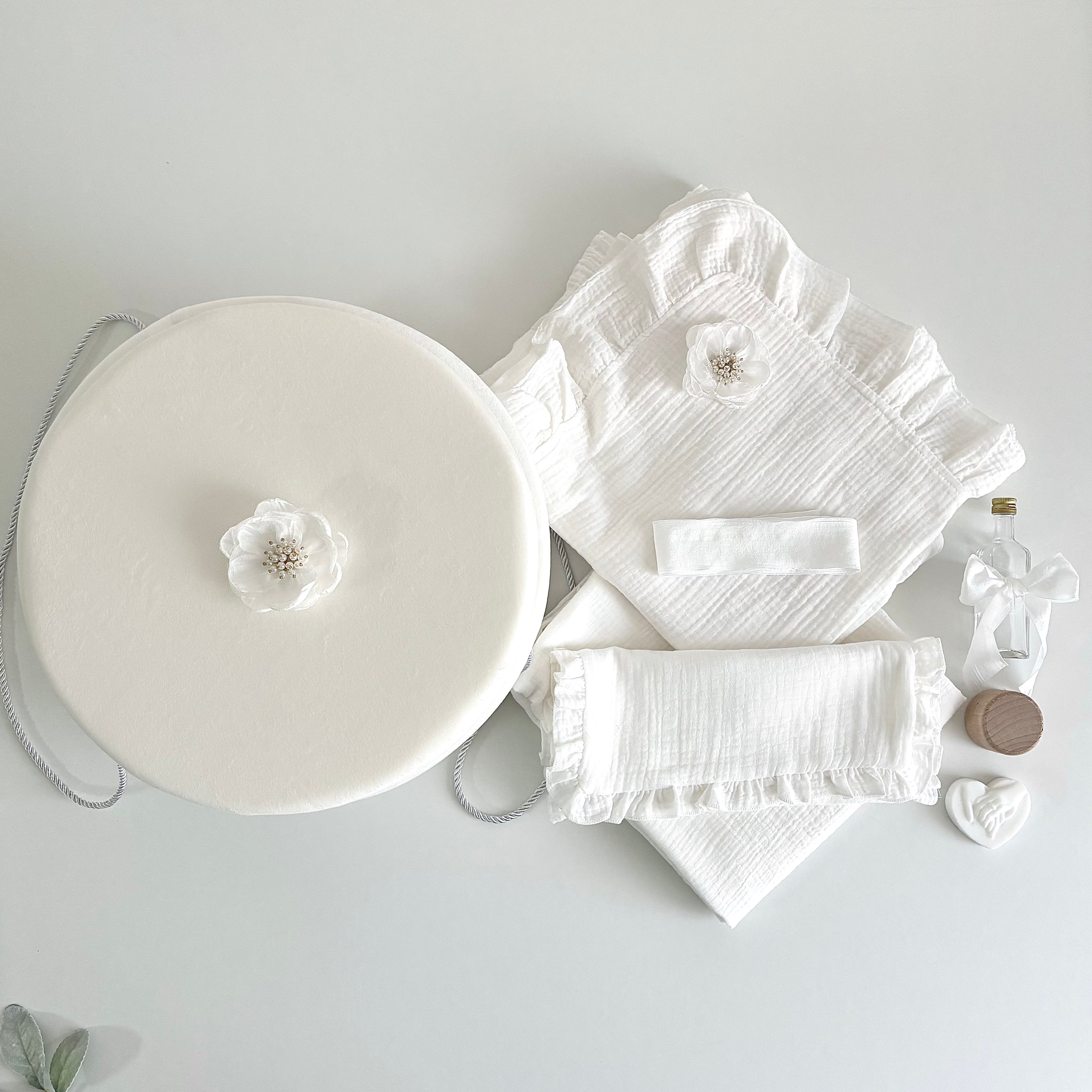 Set -Trusou din muselina pentru Botez + Cutie pentru trusou + Lumânare pentru Botez -Model 1020