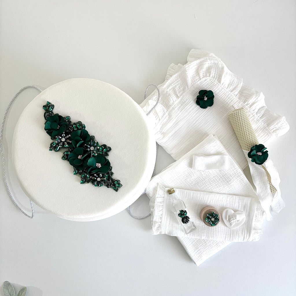 Set -Trusou din muselina pentru Botez + Cutie pentru trusou + Lumânare pentru Botez -Model 1023