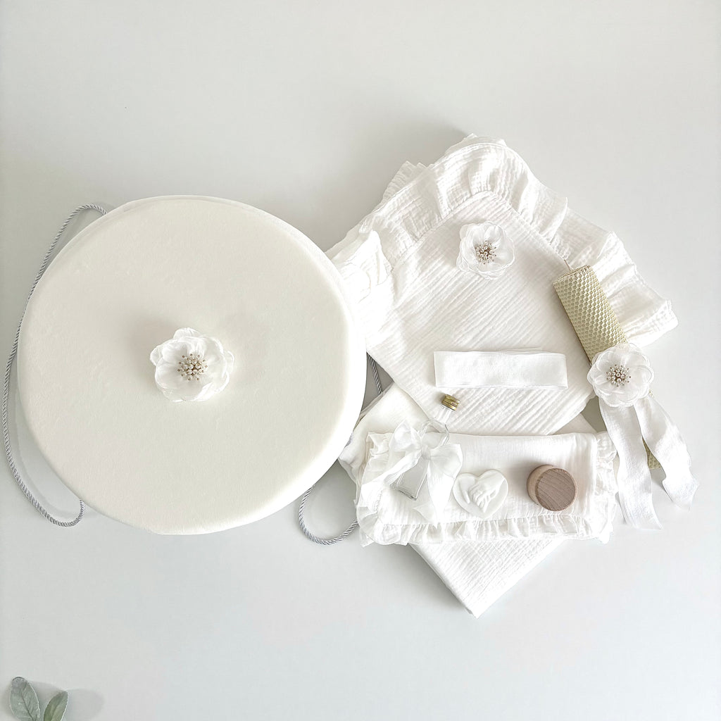 Set -Trusou din muselina pentru Botez + Cutie pentru trusou + Lumânare pentru Botez -Model 1020