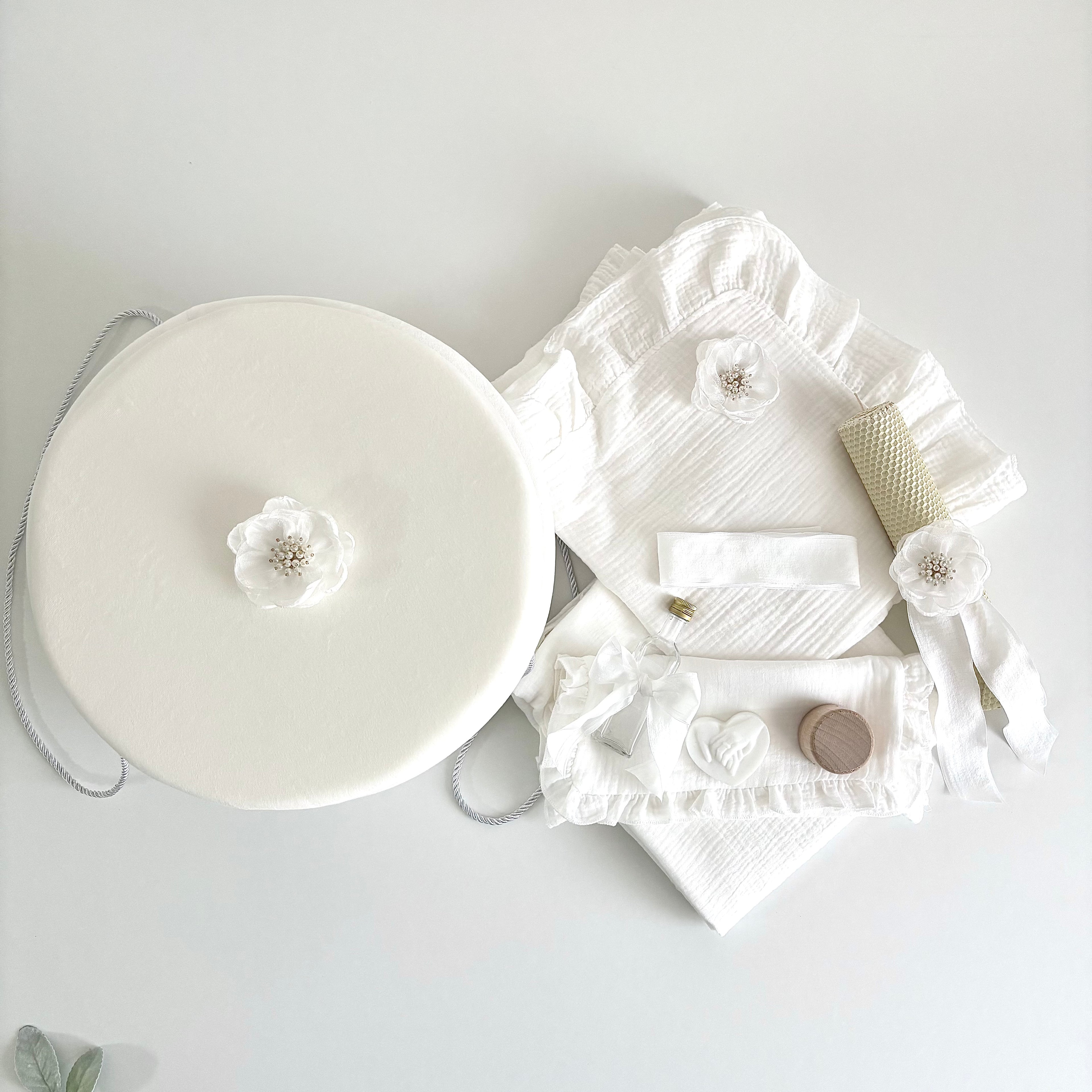 Set -Trusou din muselina pentru Botez + Cutie pentru trusou + Lumânare pentru Botez -Model 1020