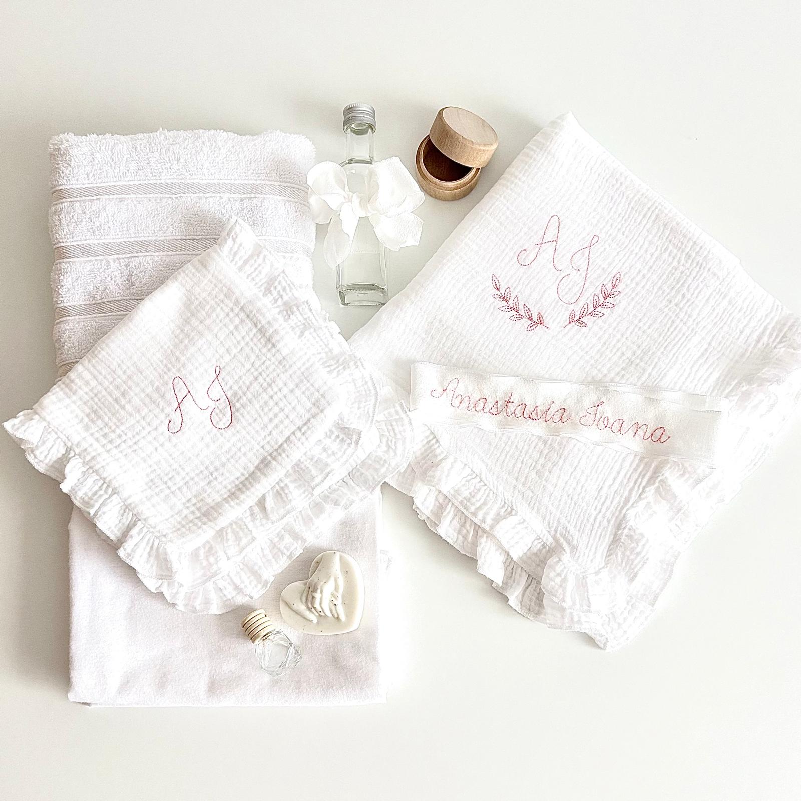 Trusou din Muselina Pentru Botez Personalizat + Cutie Pentru Trusou Personalizată TB032