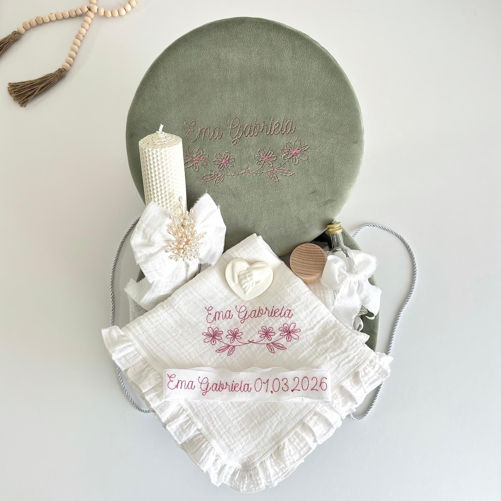 Set Trusou din Muselina Pentru Botez Personalizat + Cutie Pentru Trusou Personalizată si Lumânare TB031