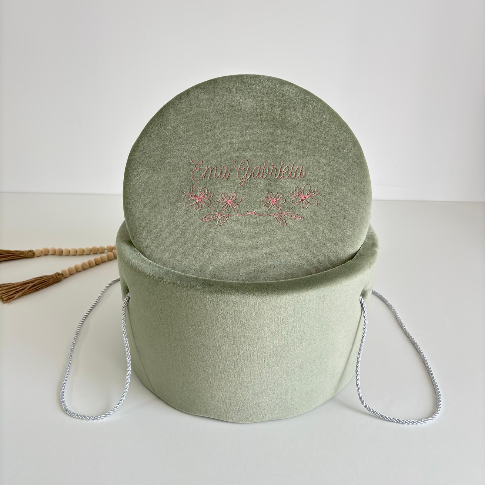 Set Trusou din Muselina Pentru Botez Personalizat + Cutie Pentru Trusou Personalizată si Lumânare TB031